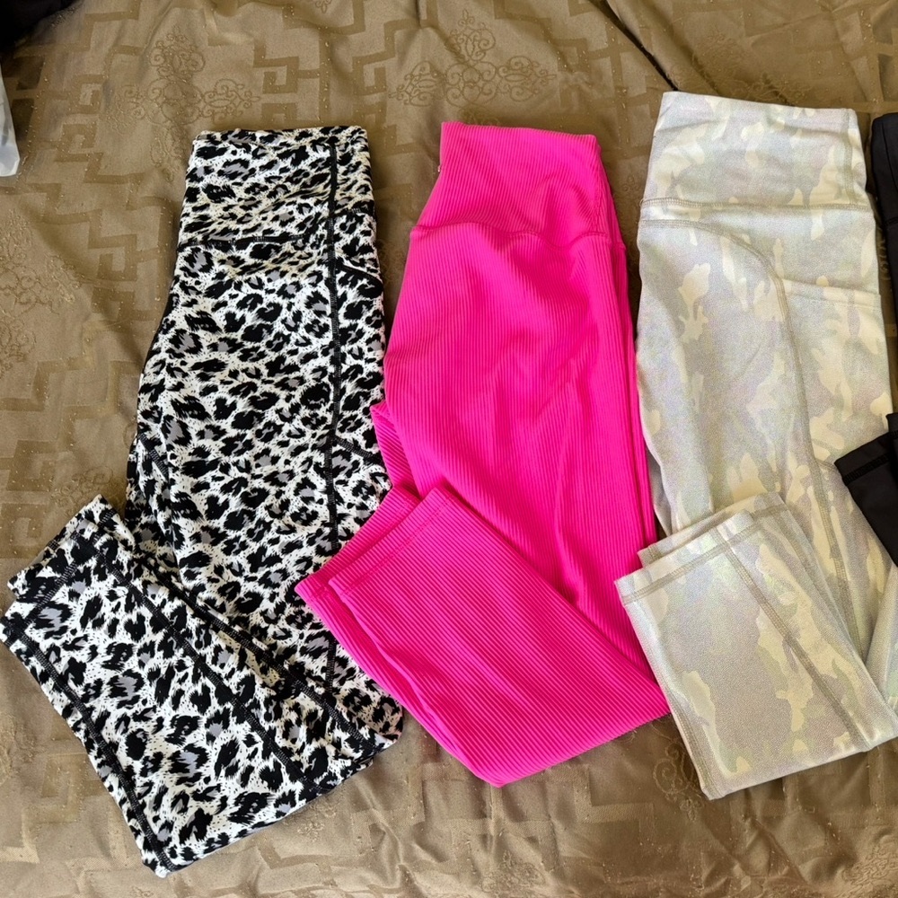 2 Zyia leggings , Capri length . Fits sm/ médium (the white is sold)